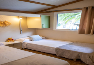 Hyggeligt værelse på Torre del Sol Chalet Baobad i Spanien med to enkeltsenge, vindue og bløde nuancer.