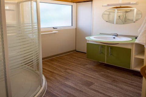 Moderne badeværelse i TORRE DEL SOL CHALET BAOBAD i Spanien, med brusekabine, håndvask og stort vindue.