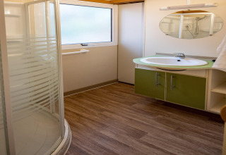 Moderne badeværelse i TORRE DEL SOL CHALET BAOBAD i Spanien, med brusekabine, håndvask og stort vindue.