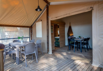 Zone pranzo interne ed esterne in una tenda safari di lusso, Torre del Sol TIENDA SAVANNAH, Spagna.