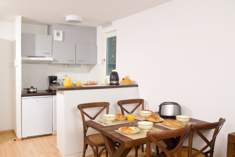 Lichte keuken en eethoek in Les Hauts de Valjoly 4, Frankrijk, klaar voor ontbijt voor vier gasten.