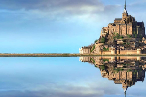 Smukt billede af Mont Saint-Michel spejlet i vandet, taget nær Maison de vacances - LE PONCHEL i Frankrig.