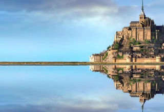 Hermosa imagen de Mont Saint-Michel reflejado en el agua, tomada cerca de Maison de vacances - LE PONCHEL en Francia.