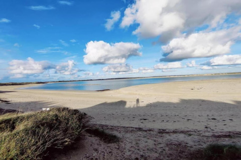 Vista de playa en Maison de vacances - LE PONCHEL, Francia, mostrando arena, agua y cielo nublado.