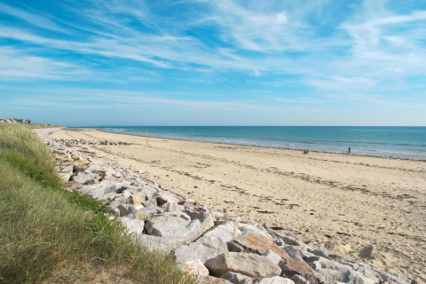 Udsigt til en fredelig sandstrand og kystlinje fra kabinen Maison de vacances - LE PONCHEL i Frankrig.