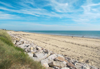 Vista de una tranquila playa de arena desde la cabaña Maison de vacances - LE PONCHEL en Francia.