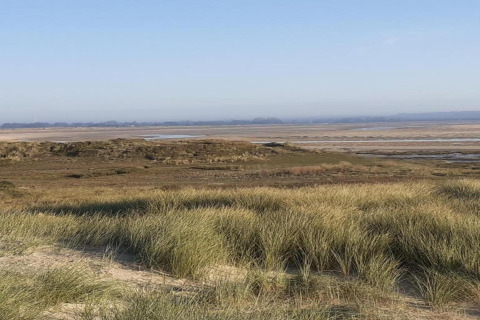 Vista panorámica de dunas y campos abiertos cerca de Maison de vacances - LE PONCHEL, Francia, bajo cielo azul.