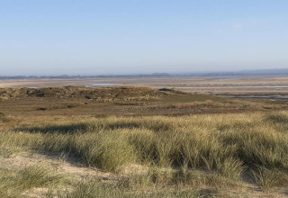 Vista panorámica de dunas y campos abiertos cerca de Maison de vacances - LE PONCHEL, Francia, bajo cielo azul.