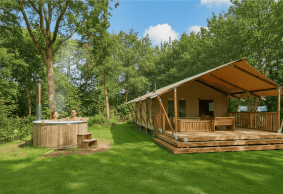 Tente Safari Comfort avec bain à remous privé en pleine nature, deux personnes profitent du spa extérieur.