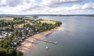 Situación junto al lago - Camping Les Genêts - Villatent - Salles Curan, Occitania, Francia