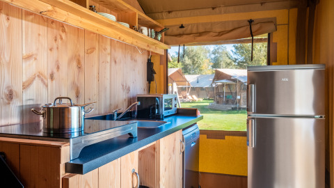 Cuisine moderne dans une Safari tent Comfort au Papillon Country Resort avec vue sur l’extérieur.