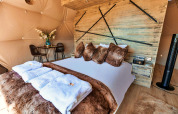 Slaapkamer in Scotney Luxury Dome, VK, met luxe inrichting, zachte dekens en moderne details.