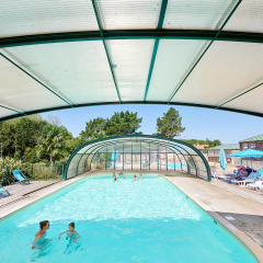 Swimming pool with roof half open - Camping La Bretonnière - Villatent - Saint Julien des Landes, Pays de la Loire, France