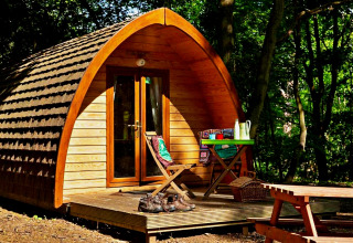 Houten glamping pod Eadmund Pod met terras en zitmeubilair in het bos, Verenigd Koninkrijk.