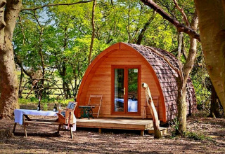 Ein Glamping-Pod aus Holz im Suffolk Woodland Retreat, Großbritannien, inmitten ruhiger Natur.