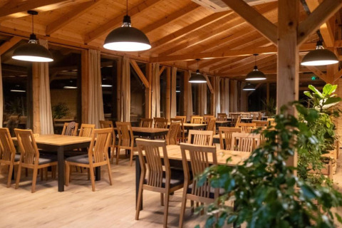Intérieur en bois et éclairage moderne dans la salle à manger du Halicanum Glamping Peaceful Retreat Resort 3 en Croatie.