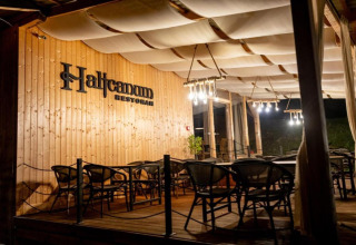 Espace repas extérieur du Halicanum Glamping Peaceful Retreat Resort 3, joliment éclairé de nuit en Croatie.