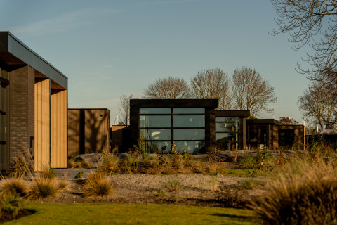 Casas vacacionales modernas en MarinaPark Beach Resort Soal en Friesland, Países Bajos, rodeadas de naturaleza.