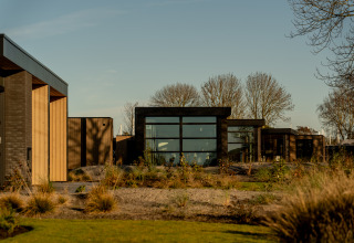 Moderne vakantiewoningen bij MarinaPark Beach Resort Soal in Friesland, Nederland, met natuurlijke omgeving.