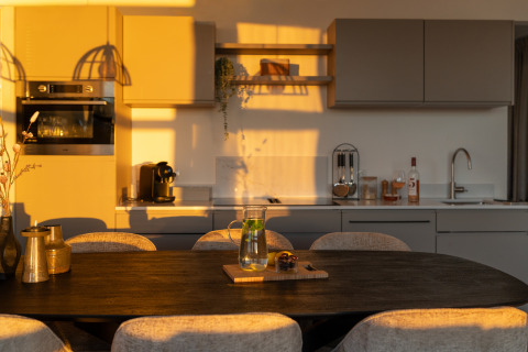Modernes Küchen- und Essbereich im warmen Sonnenlicht im MarinaPark Beach Resort Soal, Friesland, Niederlande.