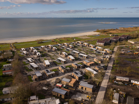Vue aérienne de MarinaPark Beach Resort Soal en Frise, Pays-Bas, avec des hébergements près de la plage.