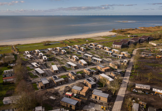 Luftfoto af MarinaPark Beach Resort Soal i Friesland, Holland, med ferieboliger nær stranden og havet.