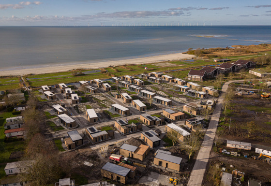 Luchtfoto van MarinaPark Beach Resort Soal in Friesland, Nederland, met vakantiehuisjes aan het strand.