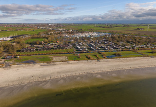 Luchtfoto van MarinaPark Beach Resort Soal in Friesland, Nederland, met strand, jachthaven en vakantiewoningen.