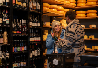To personer shopper vin og ost i en butik på MarinaPark Beach Resort Soal, Friesland, Holland.