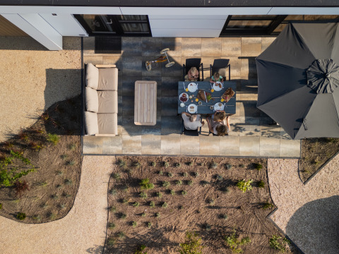 Vue aérienne d'une famille dînant sur une terrasse au MarinaPark Residentie Bloemendaal, Pays-Bas.
