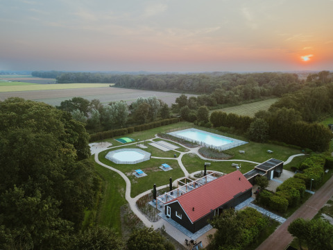 Vista aerea di MarinaPark Residentie Bloemendaal, parco vacanze in Olanda Settentrionale con piscine e giardini.