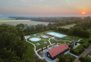 Vue aérienne du MarinaPark Residentie Bloemendaal, parc de vacances en Hollande-Septentrionale avec piscines.