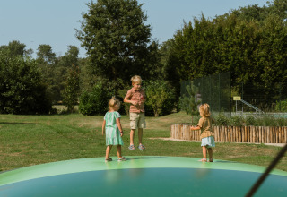 Niños jugando en un gran cojín inflable en MarinaPark Residentie Bloemendaal, parque de vacaciones, Holanda.