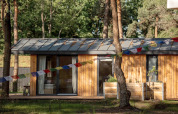 Træhytte ved Holiday home i Haarle nær Sallandse Heuvelrug, Holland, omgivet af natur og træer.