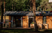 Houten lodge bij Holiday home in Haarle dicht bij Sallandse Heuvelrug, Nederland, omringd door bomen.