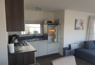 Cocina moderna y sala de estar en una casa flotante en Luxury chalet 55, Países Bajos, con mucha luz.