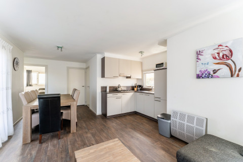 Modernes offenes Küchen- und Esszimmer im Hausboot Luxury chalet 55 in den Niederlanden mit Holzboden