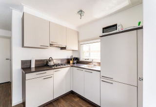 Moderne, lichte keuken op de Luxury chalet 55 woonboot in Nederland, met eigentijds interieur.