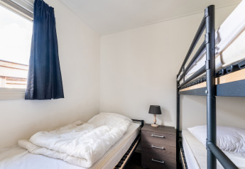 Camera da letto su houseboat Luxury chalet 55 nei Paesi Bassi con letto a castello, letto singolo e finestra.