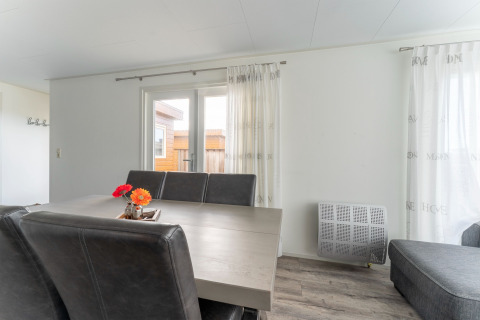 Zona pranzo luminosa e moderna sul houseboat Luxury chalet «54 Bantega» nei Paesi Bassi con sedie grigie.