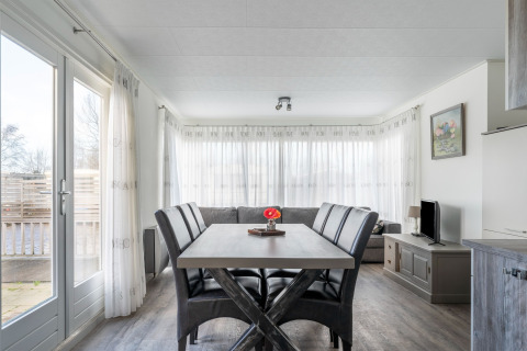 Zona pranzo luminosa e moderna con sei sedie nel Luxury chalet 54 Bantega, Paesi Bassi.