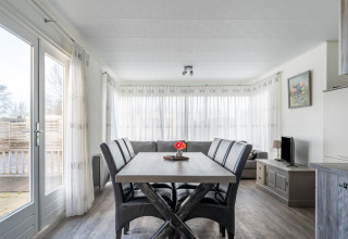 Helles Wohnzimmer mit Esstisch und sechs Stühlen im Luxus-Chalet 54 Bantega, Niederlande.
