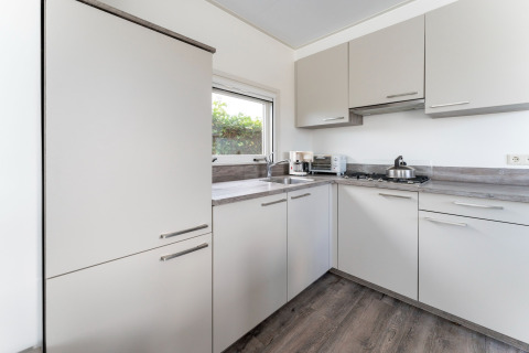 Interno cucina moderna su una houseboat al Luxury chalet «54 Bantega» nei Paesi Bassi, mobili grigi.