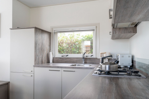 Moderne keuken op woonboot Luxury chalet '54 Bantega' in Nederland, met fornuis en raam.