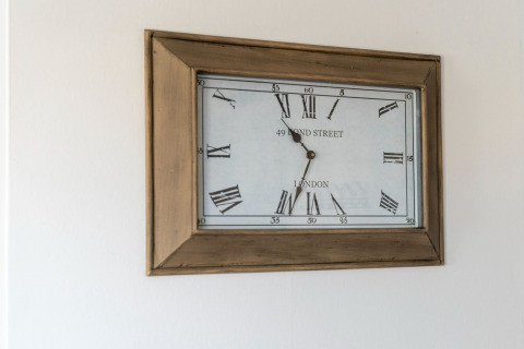 Rechteckige Wanduhr mit römischen Ziffern auf Hausboot Luxury chalet «54 Bantega» in den Niederlanden.