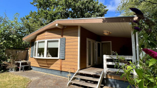 Außenaufnahme eines kleinen Familienchalets namens Small family chalet close to beach im Grünen.