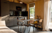 Moderne keuken en eetruimte in een vakantiehuis in Haarle nabij Sallandse Heuvelrug met grote ramen.