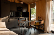 Modernes Küchen- und Essbereich in einem Ferienhaus bei Haarle nahe Sallandse Heuvelrug mit viel Licht.