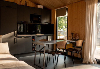 Cuisine moderne et coin repas dans une maison de vacances à Haarle près de Sallandse Heuvelrug, grandes fenêtres.