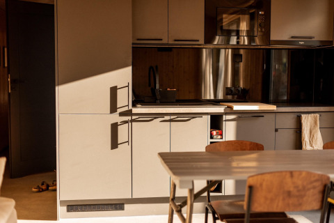 Modernes Kücheninterieur mit Sonnenlicht im Ferienhaus in Haarle nahe Sallandse Heuvelrug, Niederlande.